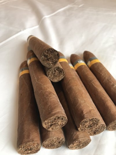 10 Cohiba Pyramides - Excellent condition straight from the Humidor