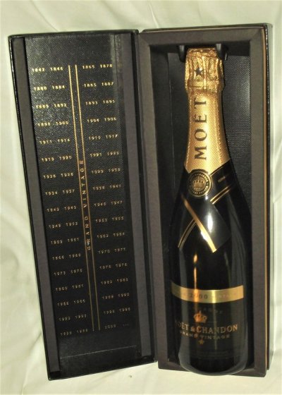 'Moet & Chandon Grand Vintage 2000' Champagne.  Cased.