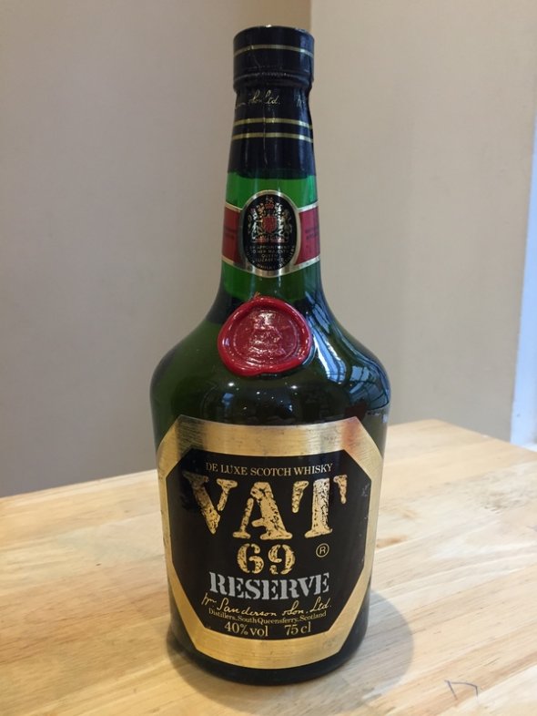 VAT 69 Reserve - Scotch Whisky (80's bottling?), with miniature