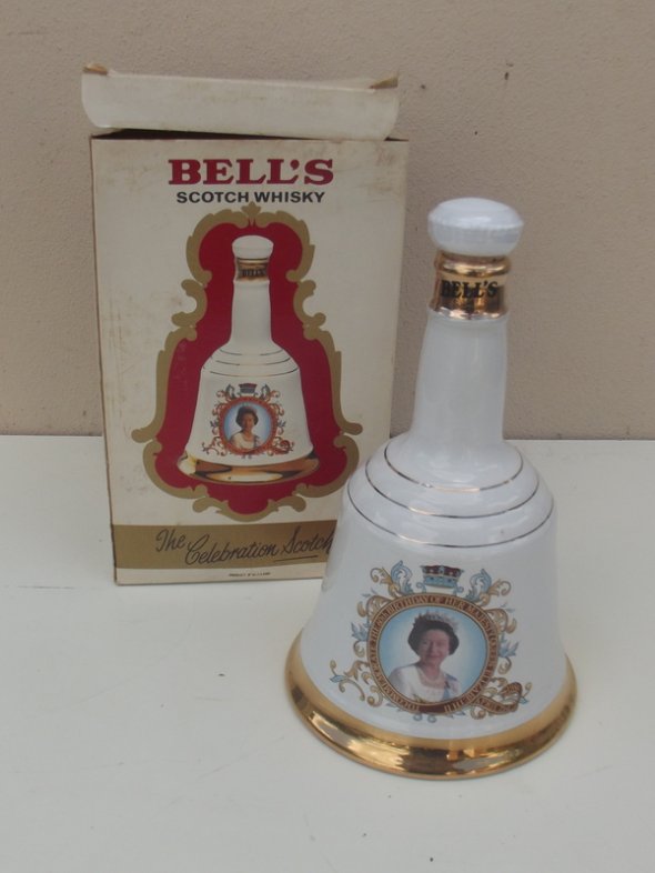 BELL' S WADE DECANTER QUEEN'S Sth Birthday 1986