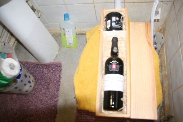 Wooden Box with Port and Ceramic Pot of  Stilton Taylors LBV 2013 