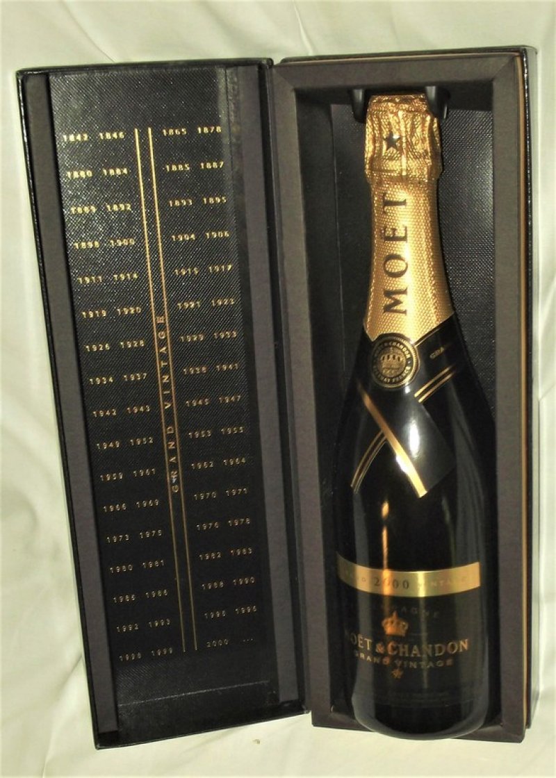 2000 Moet et Chandon Grand Vintage, 1-bottle Lot, Cardboard Case Champagne, WineBid