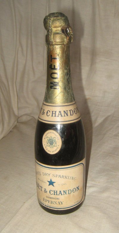 Moet & Chandon , White Dry Sparkling Champagne.  Appt. To King George V.  Rare.