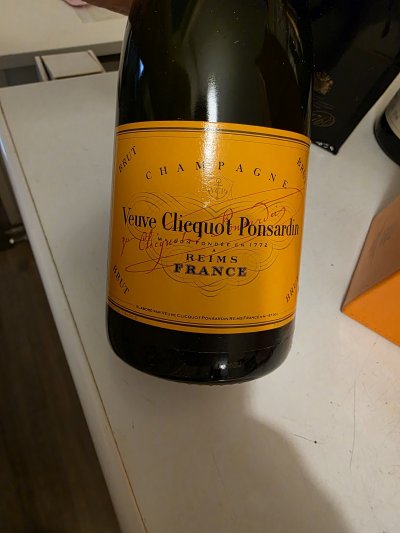 Veuve Clicquot Ponsardin Brut NV Yellow Label Champagne 750ml in gift box