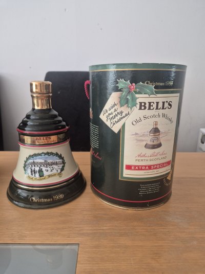 Bell's Old Scotch Whisky Christmas 1989 Porcelain Decanter – 75cl – Boxed