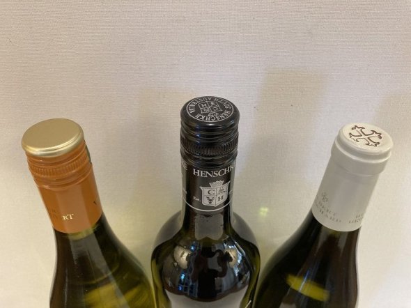 6 assorted white wines