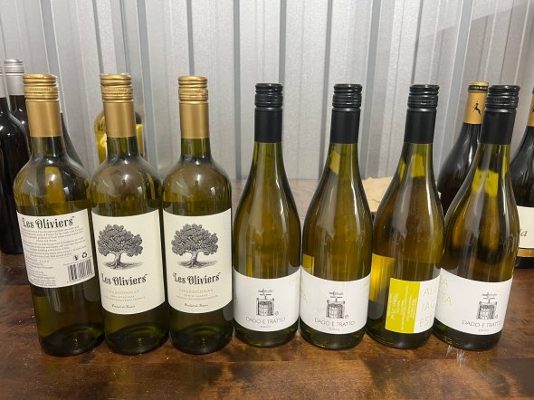 Les Oliviers Chardonnay (3) (2020) & Cantina Cortecchia Dado &egrave; Tratto Bianco (4) (NV)