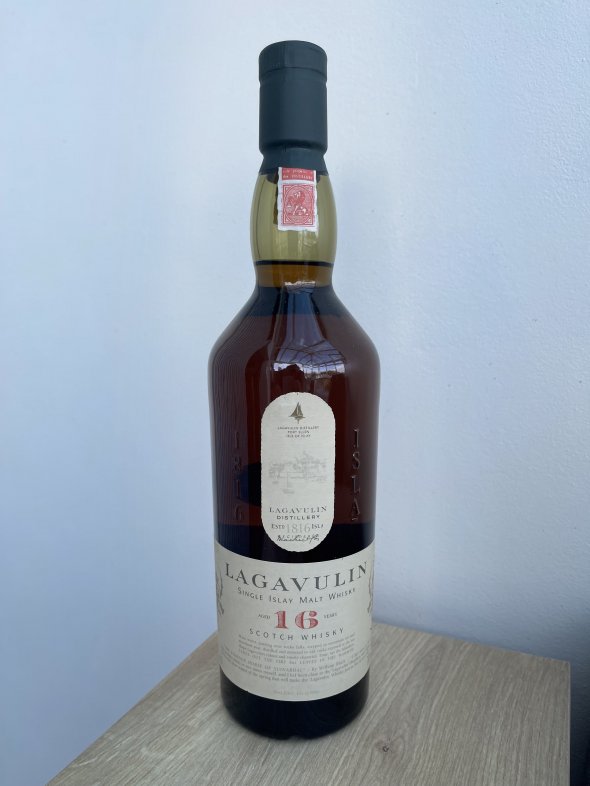 Lagavulin, Single Malt 16 Years Old, Islay