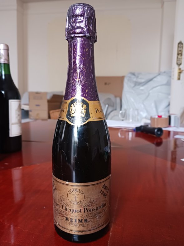 Velvet Cliquot Ponsardin Champagne 