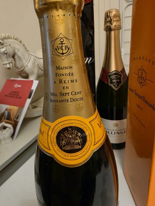 Veuve Clicquot Ponsardin Brut NV Yellow Label Champagne 750ml in gift box