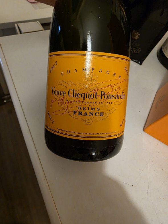 Veuve Clicquot Ponsardin Brut NV Yellow Label Champagne 750ml in gift box