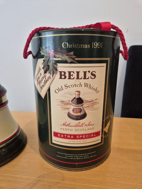 Bell's Christmas 1991 Porcelain Decanter &ndash; Complete with Original Presentation Drum