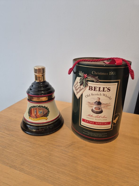 Bell's Christmas 1991 Porcelain Decanter &ndash; Complete with Original Presentation Drum