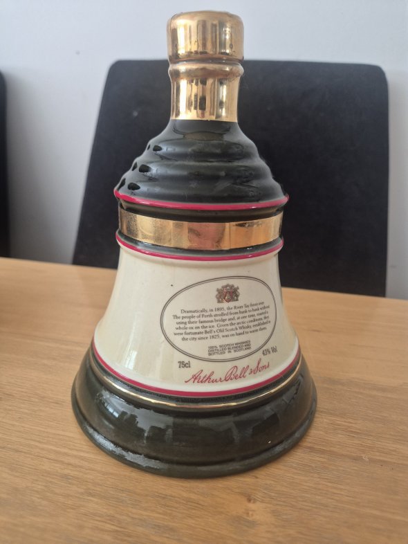 Bell's Old Scotch Whisky Christmas 1989 Porcelain Decanter &ndash; 75cl &ndash; Boxed