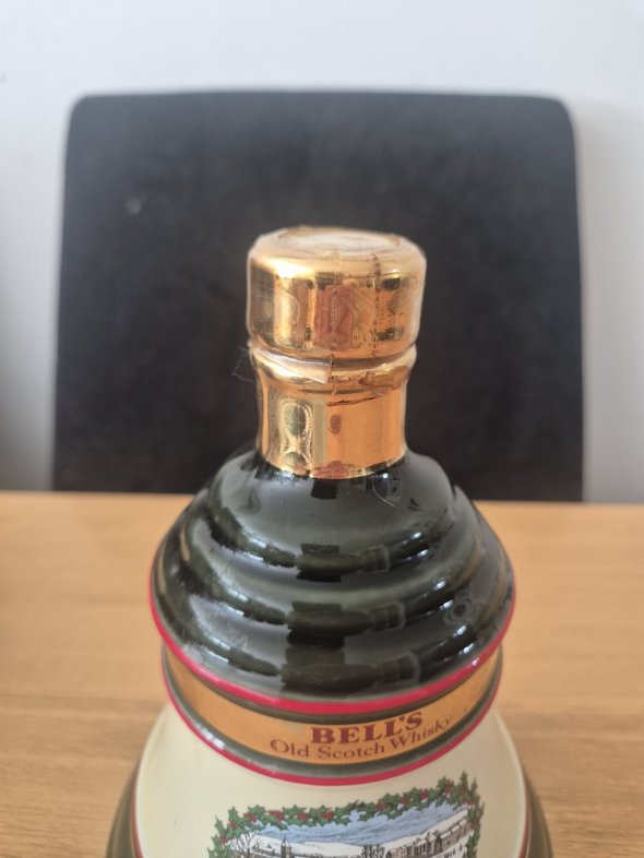 Bell's Old Scotch Whisky Christmas 1989 Porcelain Decanter &ndash; 75cl &ndash; Boxed