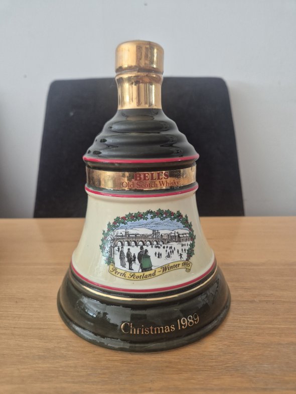 Bell's Old Scotch Whisky Christmas 1989 Porcelain Decanter &ndash; 75cl &ndash; Boxed