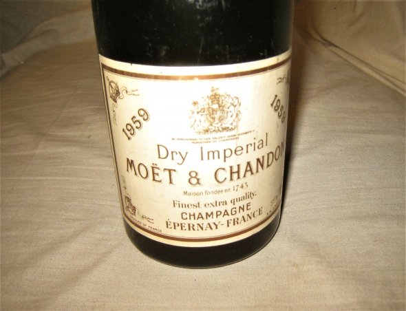 Moet & Chandon,  Dry Imperial Champagne. 1959.
