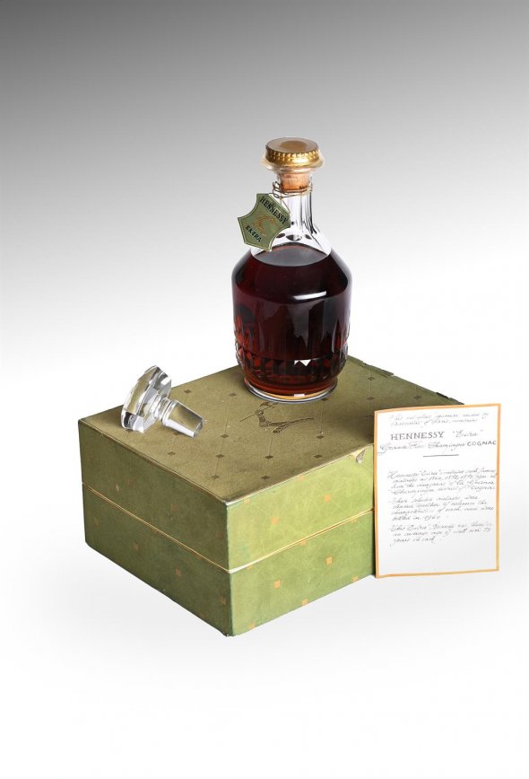 Hennessy Extra Cognac in Baccarat decanter (bottled 1960)